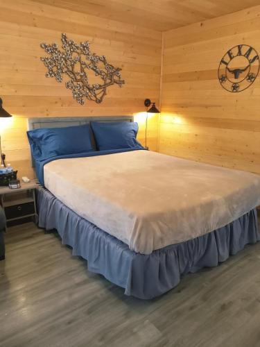 Wildlife BBQ, Stargazing Black Cat Ranch Awaits in Terlingua (TX)