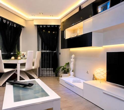 Modern apartment with jacuzzi and city view, Almería, 80 m²