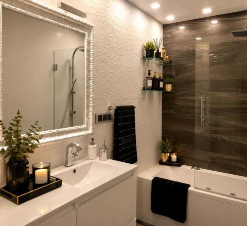 حمام, Modern apartment with jacuzzi and city view, Almería, 80 m² (Modern apartment with jacuzzi and city view, Almeria, 80 m²) in La Loma