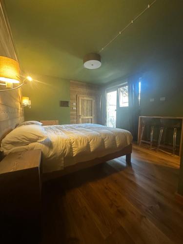 1 queen bed, 2 twin beds