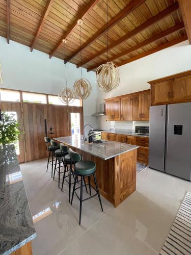 Villa Verte w pool in เบลวู