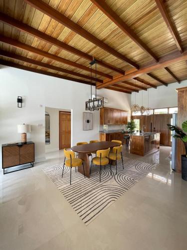 Villa Verte w pool in เบลวู