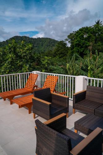 Villa Verte w pool in เบลวู