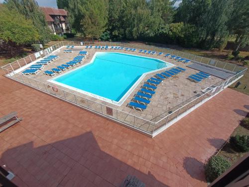 Elegant haven for 4 guests - Swimming pool & 2 balconies