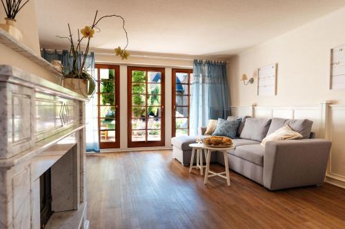 Shared lounge/TV area, Traumhaftes Anwesen mit Gutshaus und Nebenhaus in Niedere Borde