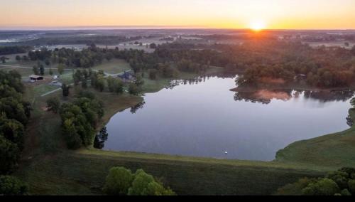 The Barntique at Glendale Lake