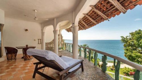 El Faro Apt Sweeping Views Pool & 3 Bedrooms