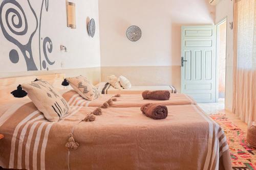 3 twin beds