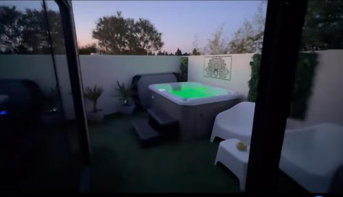 Karstais baseins, Le Chalet romantique avec jacuzzi privatif in Lirac