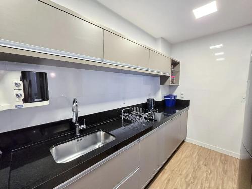 Spacious 3 Suite Apartment with BBQ and 2 Parking Spaces in Meia Praia Itapema - image 3