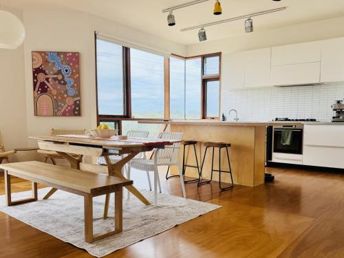 Удобства, Architectural Coastal Retreat 100m to Beach in Golden Beach
