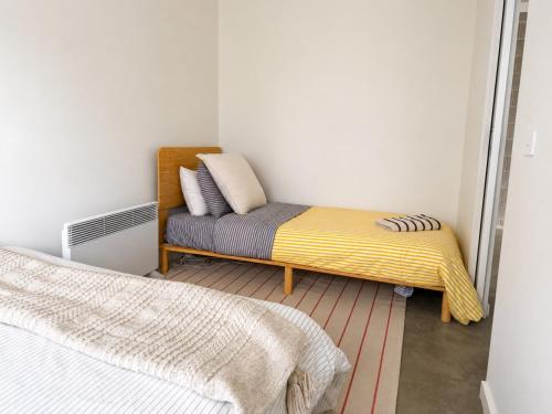 Architectural Coastal Retreat 100m to Beach in Golden Beach