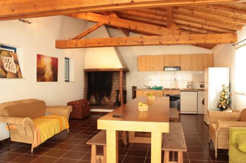 Charming House in Burinhosa, Pataias with Shared Pool gîte à louer Moita