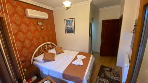 1 double bed, 1 twin bed