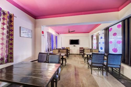 Hotel O JNTU college Near LULU mall, KPHB Colony.
