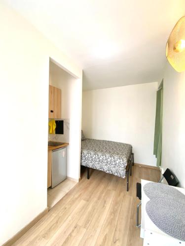 Paris 15eme Cozy Studio Walk to Eiffel Tower Steps to Multiple Metro Lines