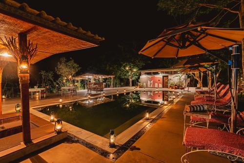 สระว่ายน้ำ, Brij Sone Bagh, Bandhavghar | A Luxury Jungle Retreat in พันธะการ
