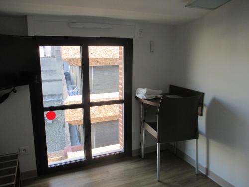Standard Single Room image 10