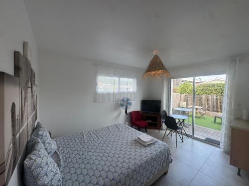 Chambre indépendante avec terrasse, parking et petit jardinet
