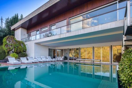 Infinity Villa Cavez - Luxury Retreat in โตรฟา