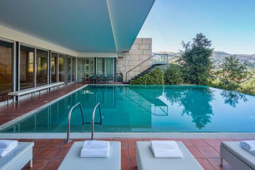 Infinity Villa Cavez - Luxury Retreat in โตรฟา