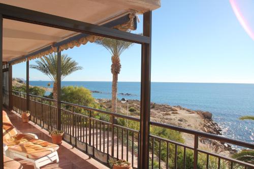 SPACIOUS FRONT-LINE BEACH APARTEMENT, SOUTH FACING, AIRCO, WiFi, AMAZING VIEWS