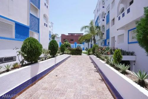 Charming 2-Bedroom Apartment with Garden View in Martil - image 2