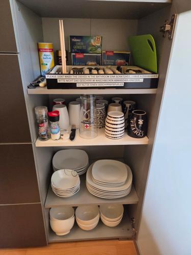 7 min to citycenter !! Subway U3 100m, southside singleroom own SHOWER, WC ! free WIFI ,TV, dishes, fridge, oven, waterheater, microwave, coffee, bike, next to river and park,many restaurants and supermarkets around 200m, nonsmoker ! self check in -simply in München, Deutschland