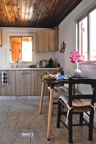 virtuve, Hidden Valley - Charming 2BR House in Miliou in Miliou