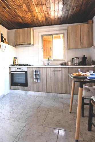 virtuve, Hidden Valley - Charming 2BR House in Miliou in Miliou