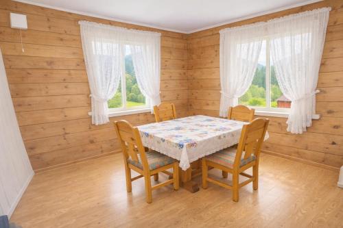 Facilities, Foss-6 sengeplasser-laksefiske in Sande i Sunnfjord
