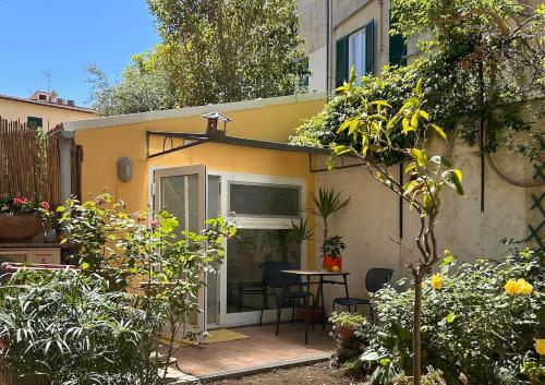 Garden studio in Livorno old town by sea & ferry