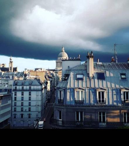 Place MAUBER Joli Studio équipé Vue tout Paris Calme Lumineux AC Ascenseur