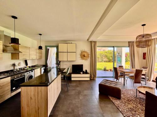 Konyha, Eden Island Escape 2BR - Near Beach and Pools in Sidi El Haj Bou Derbala