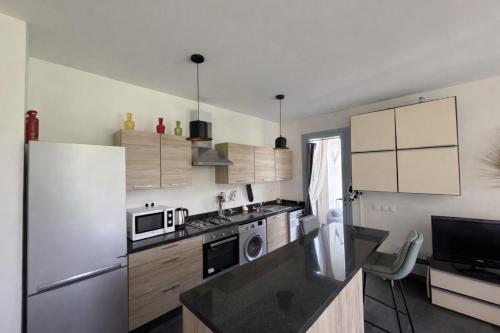 Konyha, Eden Island Escape 2BR - Near Beach and Pools in Sidi El Haj Bou Derbala