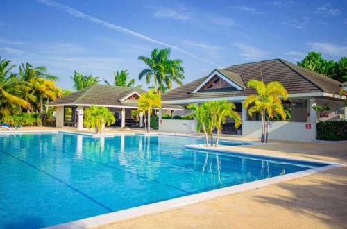 Comfort Stay Villas with shared pool only from 15mins Ocho in 플랜테이션 빌리지