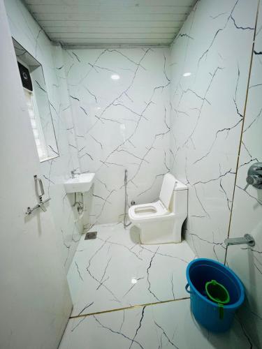 Shower, Casa Elite villa -The Dream stays ll pvt pool ll wi-Fi ll 2AC Rooms in Gold Valley