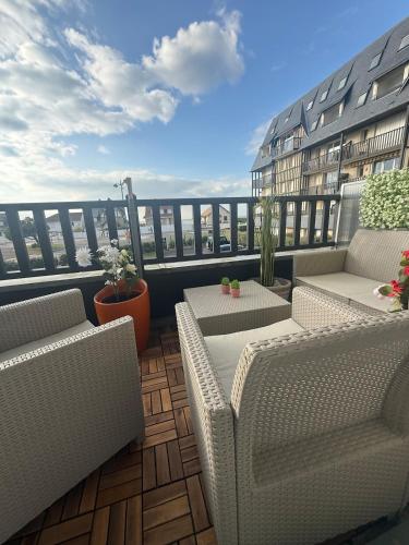Sea-view terrace Private parking Sleeps 6