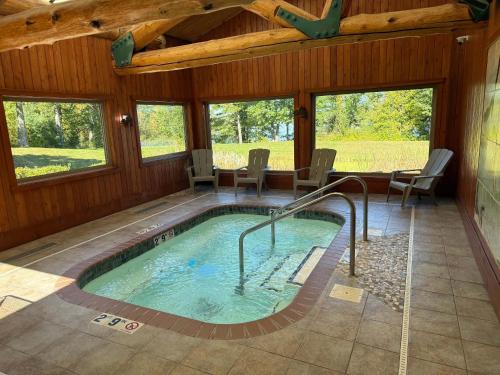 Sleep 10-Big Sandy Villa-Luxury-Lake view deck in Aitkin