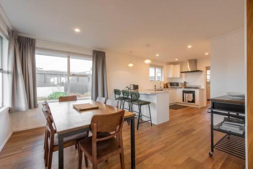 Salt House - Walk to Surf - Sleeps 8 in Oakura
