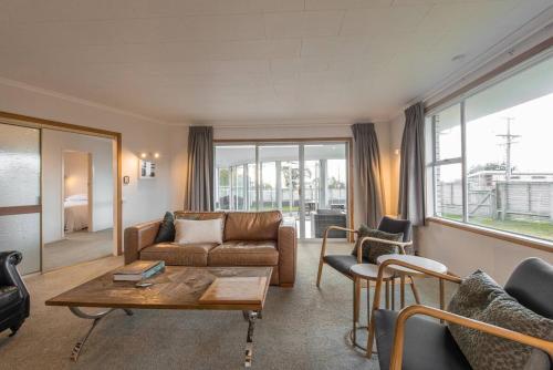 Salt House - Walk to Surf - Sleeps 8 in Oakura