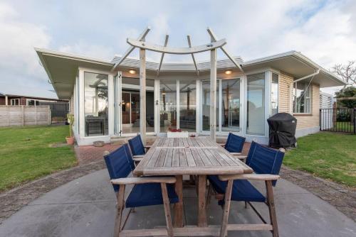 Salt House - Walk to Surf - Sleeps 8 in Oakura