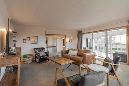 Salt House - Walk to Surf - Sleeps 8 in Oakura