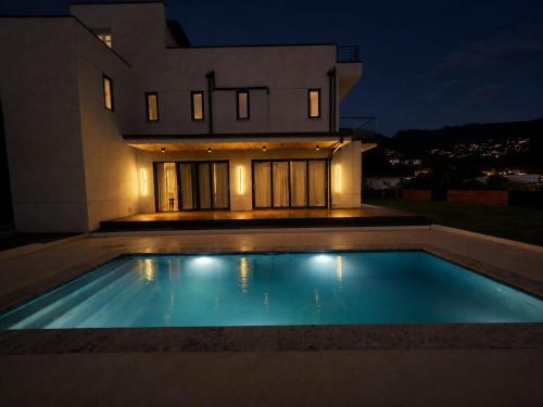 Villa Rosewood Luxury 4BR Villa Private Pool in เมาท์ปาร์นัสซุส