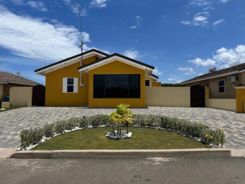Vista exterior, Paradise Harbour Tropical Luxury Retreat Fully AC in Old Harbour