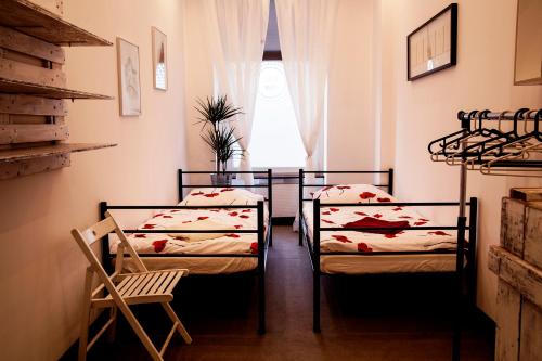 FlyFly Hostel , darmowy parking , rezerwuj przez urządzenia mobilne -10 procent – Wroclaw, VA