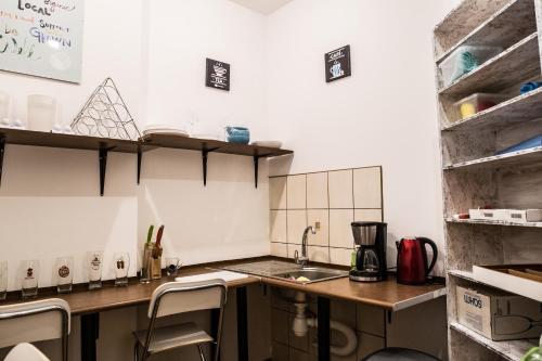 FlyFly Hostel , darmowy parking , rezerwuj przez urządzenia mobilne -10 procent – Wroclaw, VA