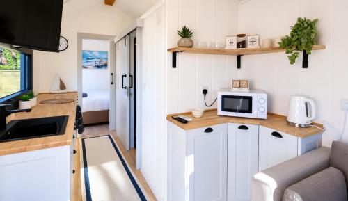 The Gatwick Cabin With Airport Parking Available gîte à louer Renaissance Gatwick