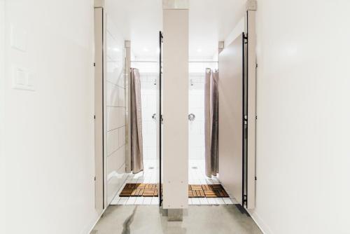 ห้องน้ำ, Alt Hostel near พิพิธภัณฑ์ พ้อยเท - อะ - คัลลิเยร์