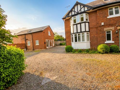 Viesnīcas āriene, Chester 1BR Detached House Sleeps 5 with Double Sofa Bed in Pulford